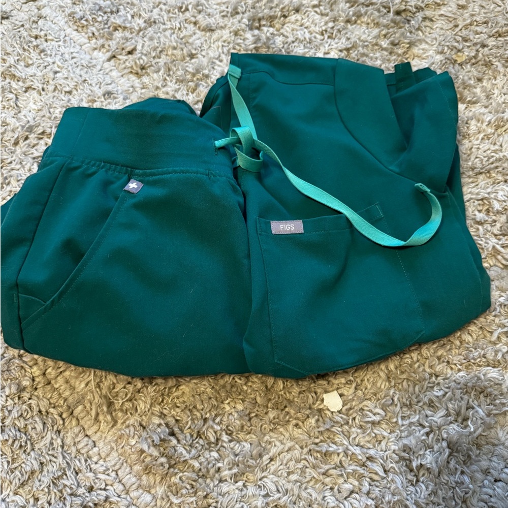 Hunter Green Figs Scrub set Zamora jogger bottoms & Catarina Scrub top